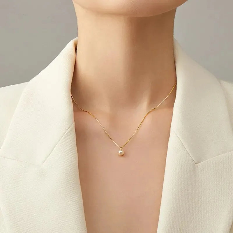 Elegant imitation pearl pendant necklace