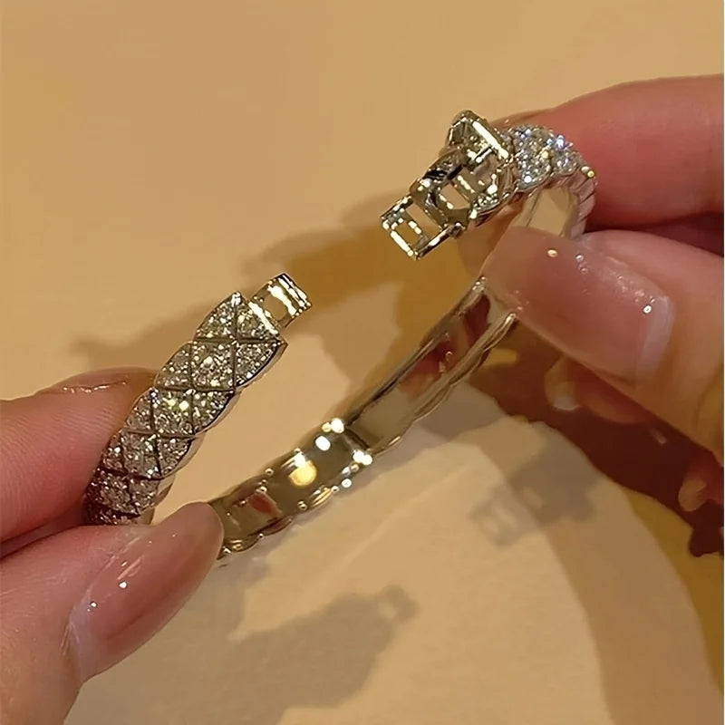 Luxury Ladies Wave Design Bracelet Jewelry