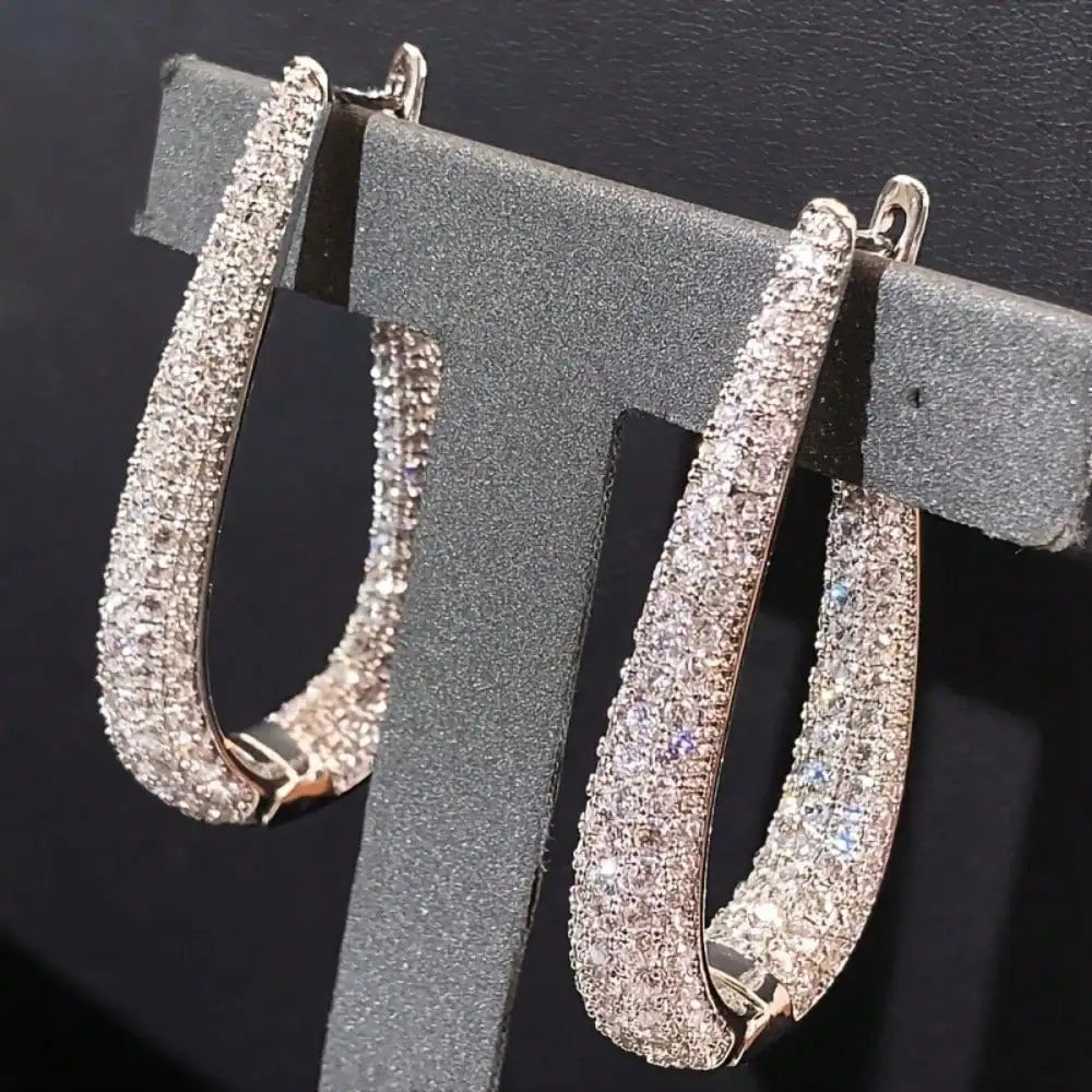 A pair of stylish and elegant high-end stud earrings with a dazzling and light luxury style sparkle effect