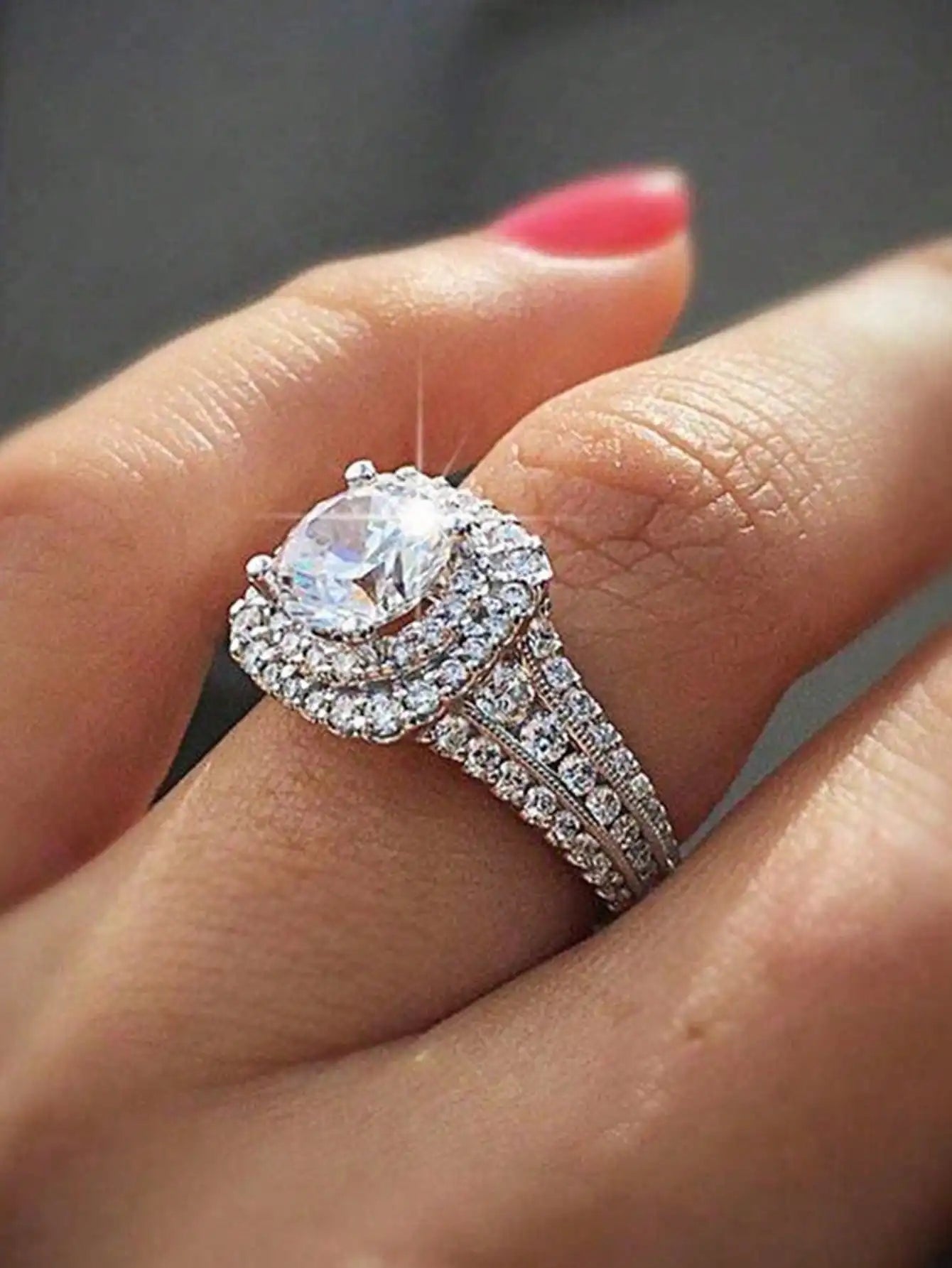 Luxurious Inlaid Ring With Cubic Zirconia Decoration
