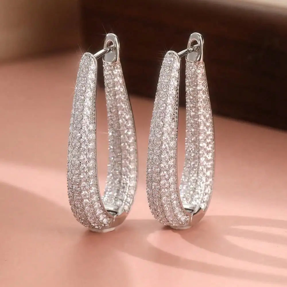 A pair of stylish and elegant high-end stud earrings with a dazzling and light luxury style sparkle effect