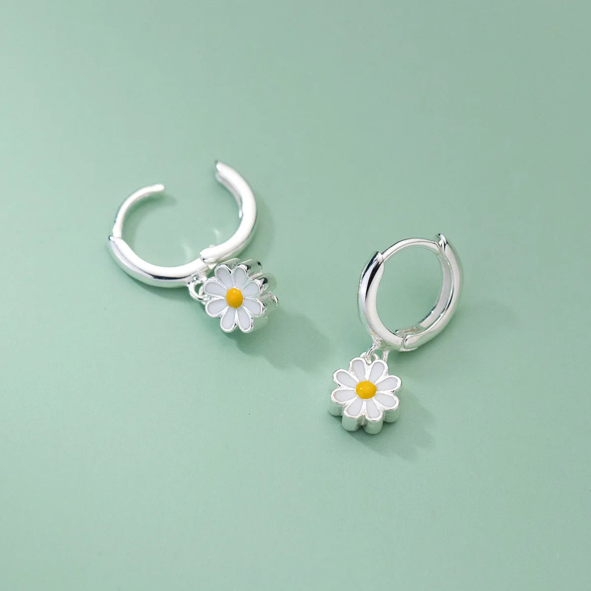 Cute small daisy earrings ear buckles sweet flower earrings