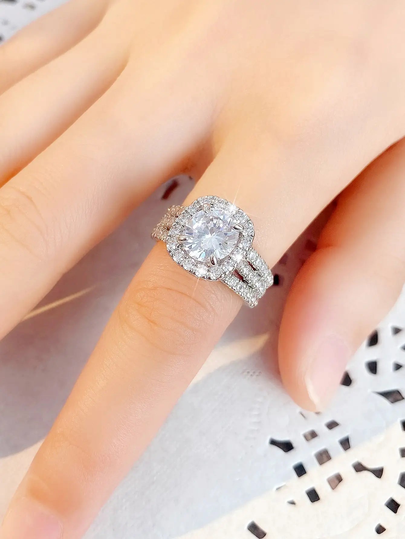 Beautiful Classical Cubic Zirconia Ring for Woman