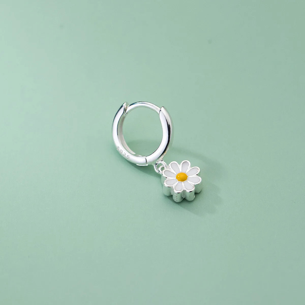 Cute small daisy earrings ear buckles sweet flower earrings