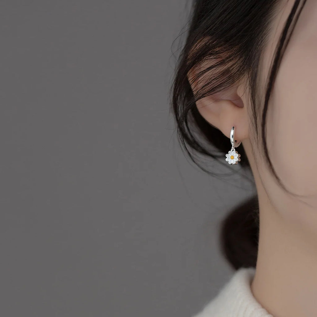 Cute small daisy earrings ear buckles sweet flower earrings