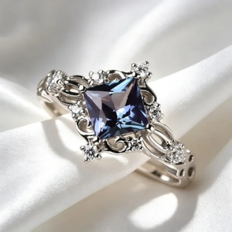 Elegant White Diamond Edge Hollow fashion Ring