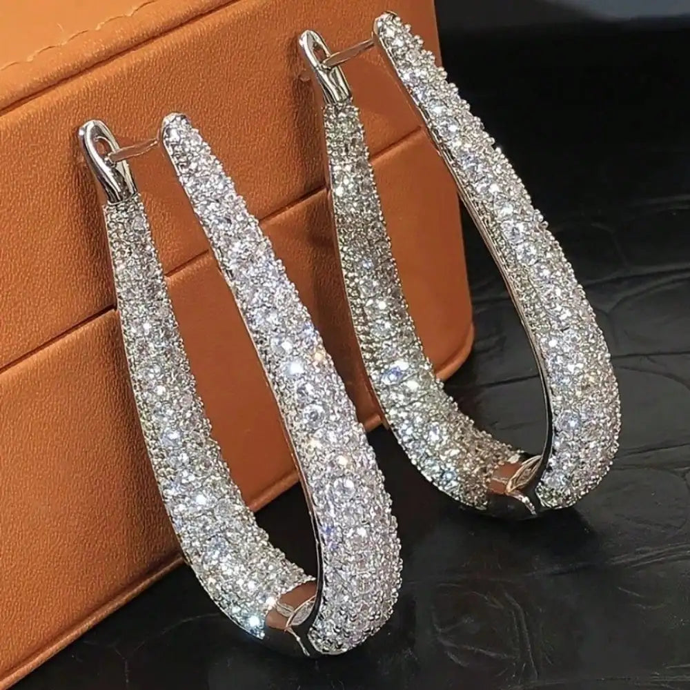 A pair of stylish and elegant high-end stud earrings with a dazzling and light luxury style sparkle effect