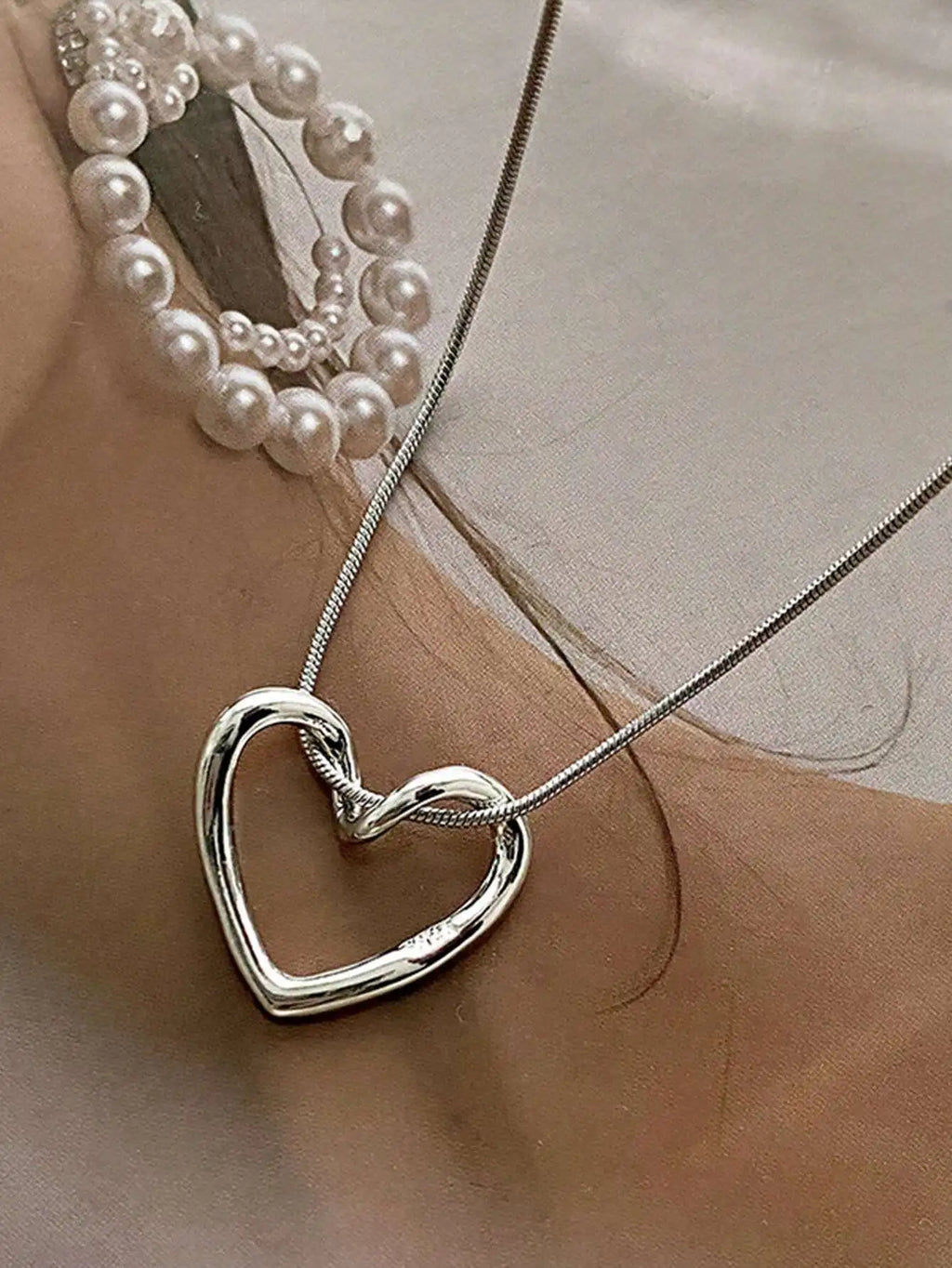 Hollow Heart Golden Necklace For Women Sweet  Simple Collarbone Chain With Unique Design  Stainless Steel