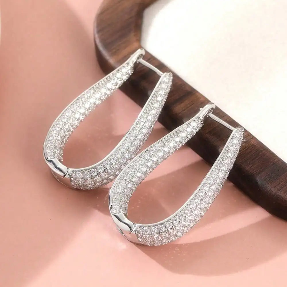 A pair of stylish and elegant high-end stud earrings with a dazzling and light luxury style sparkle effect