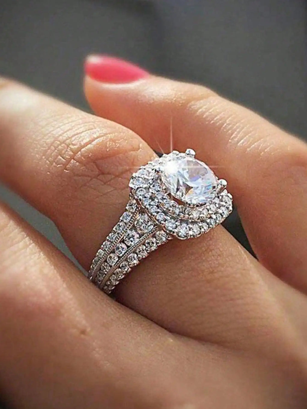 Luxurious Inlaid Ring With Cubic Zirconia Decoration