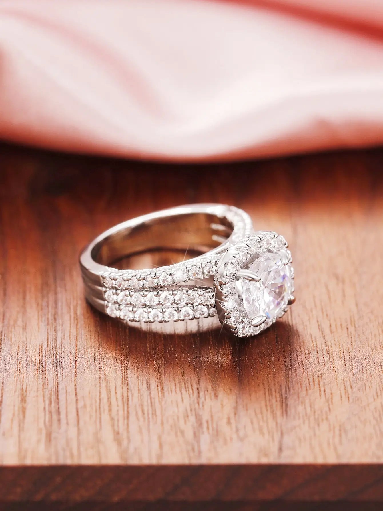 Beautiful Classical Cubic Zirconia Ring for Woman