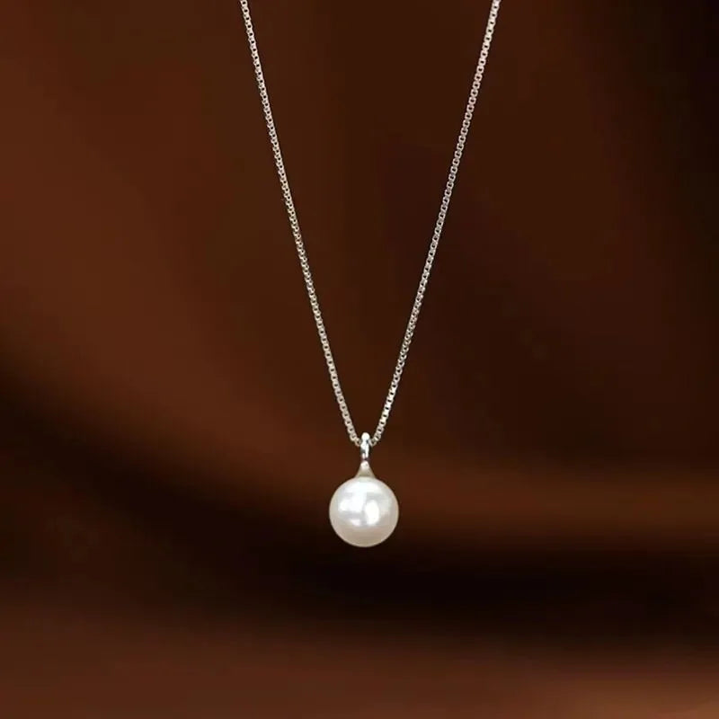 Elegant imitation pearl pendant necklace