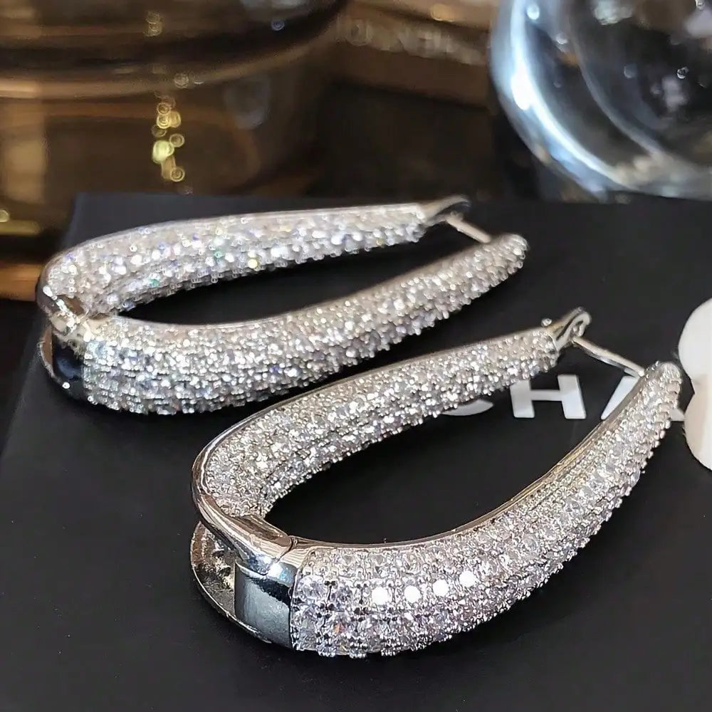 A pair of stylish and elegant high-end stud earrings with a dazzling and light luxury style sparkle effect