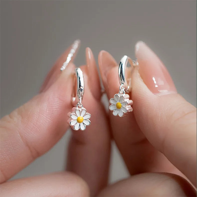 Cute small daisy earrings ear buckles sweet flower earrings